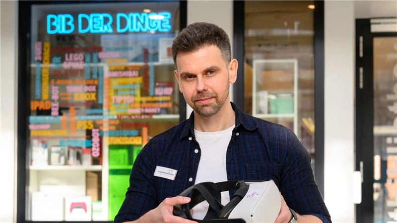Saša Kovacevic kommert sich in Achim um die Bibliothek der Dinge.
