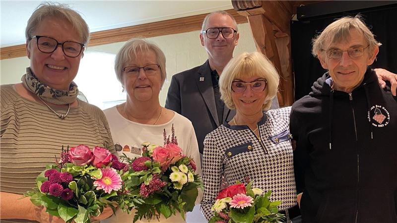 Das sind die Gewinner der Bad Harzburger Schachtage Schachklub-Vorsitzender Jörg Baars dankt dem Catering-Team mit Gerlinde Pape, Sabine Berhorst und Heidi Hellbusch sowie Spielleiter Martin Peters (r.).