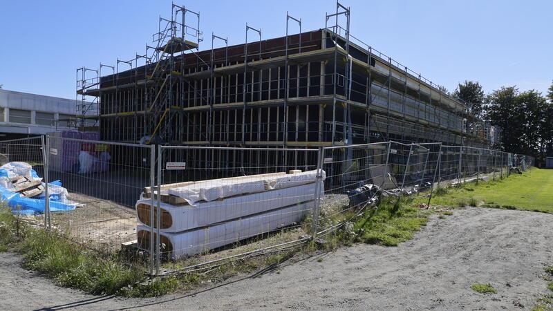 Schaden durch Wasser: Auch der Hahndorfer Neubau bleibt nicht verschont, als am 21. Juli Starkregen füllt. In der Halle sei nur ein „kleiner See“ entstanden, heißt es aus der Stadtverwaltung. Der Fußballplatz glich allerdings einer Seenplatte.