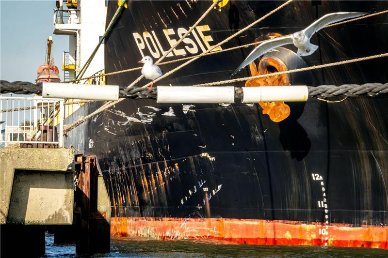 Nach Frachter-Unfall: Ermittler befragen Schiffscrew Schäden am Frachtschiff «Polesie» nach dem Zusammenstoß mit dem Frachter «Verity».