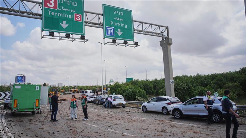 Huthi-Rakete auf Israel gefeuert: Einschlag am Flughafen Schäden nach Einschlag von Huthi-Rakete nahe Tel Aviver Flughafen.