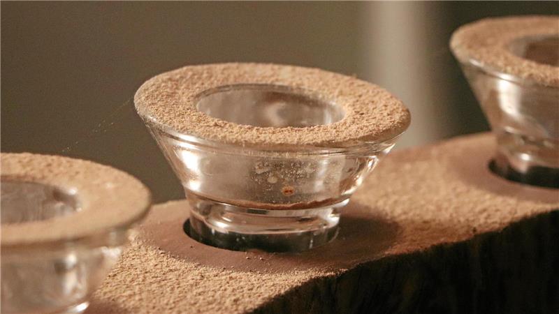 Werlaburgdorf: Millionenprojekt für maroden Kirchturm gestartet Schädlinge arbeiten sich durch die Balken – auf den Teelichtern im Fuß des Turms landet das Holzmehl.