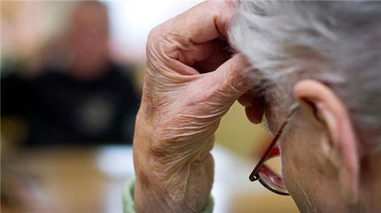 Schätzungsweise 1,8 Millionen Deutsche sind an Demenz erkrankt. Ein neuer Lancet-Report sieht großes Präventionspotenzial, würden bestimmte Risikofaktoren minimiert. (Symbolbild)