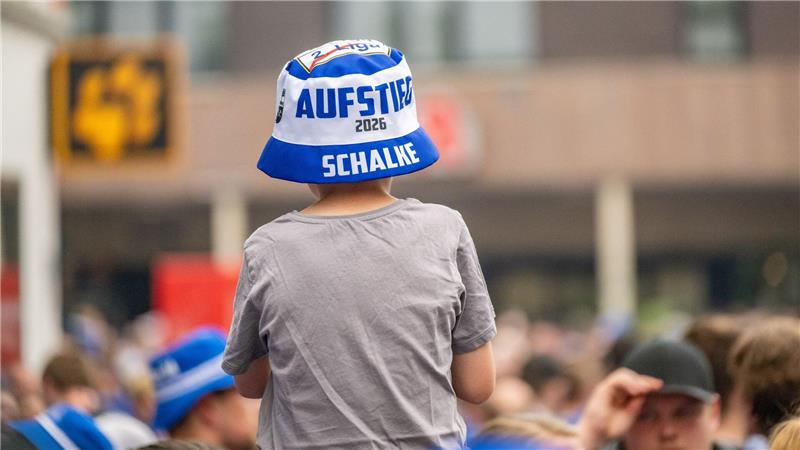 Schalke feiert Bundesliga-Rückkehr mit langer Partynacht Schalke 04 ist nach drei Jahren zurück in der Fußball-Bundesliga.