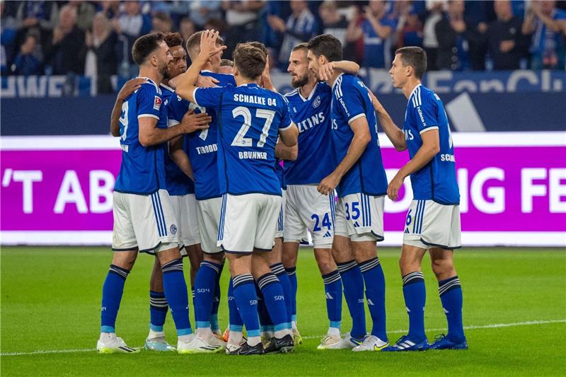 Schalke-Sieg in doppelter Überzahl - Hansa jubelt ganz spät Schalke holte sich zuhause gegen Kaiserslautern die drei Punkte.