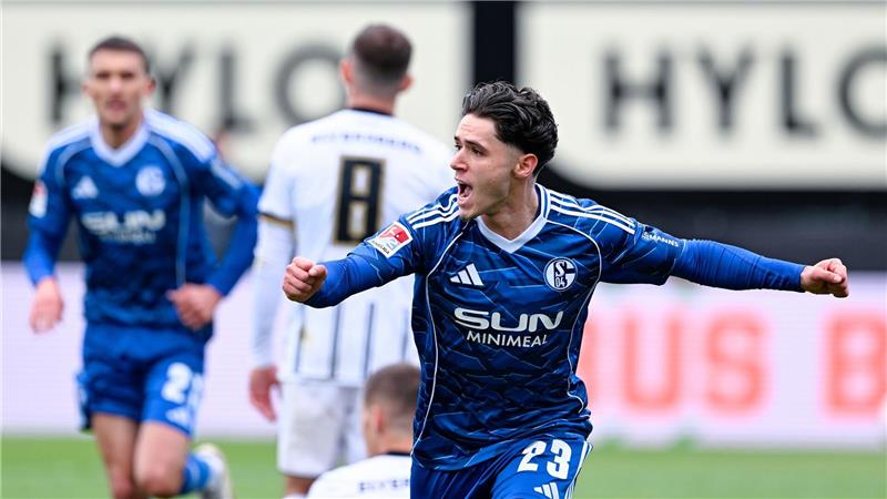 Schalke siegt in Unterzahl in Elversberg.