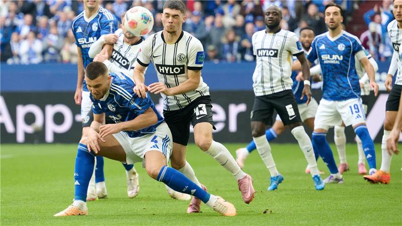 Schalke siegt in Unterzahl in Elversberg.