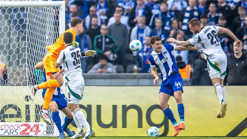 Schalke trifft zur Führung im Berliner Olympiastadion. 