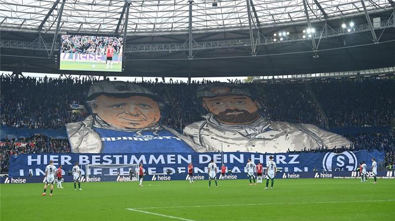 Schalke 04 verliert auch mit neuem Trainer Schalker Fans in Hannover.