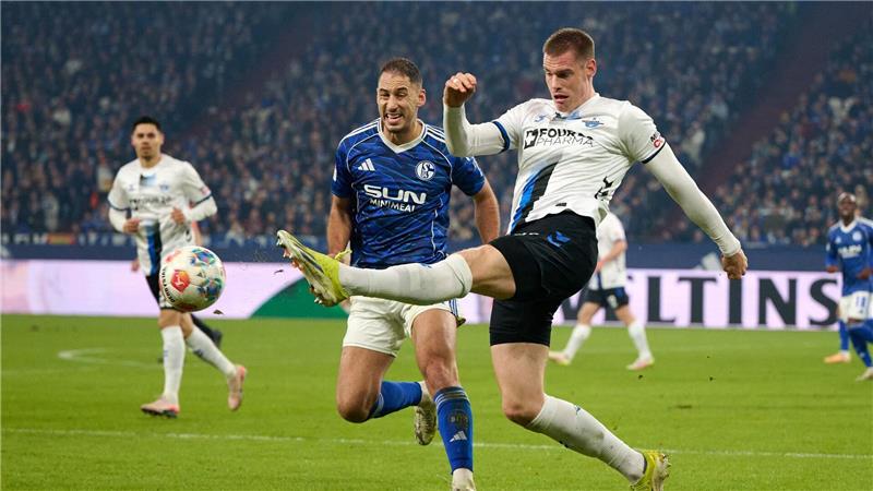 2:1 gegen Paderborn: Schalke ist Tabellenführer Schalker und Paderborner lieferten sich enge Duelle.