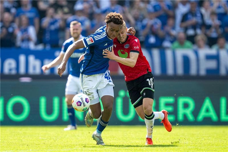 Schalkes Assan Ouedraogo (l.) und Hannovers Sebastian Ernst kämpfen um den Ball.