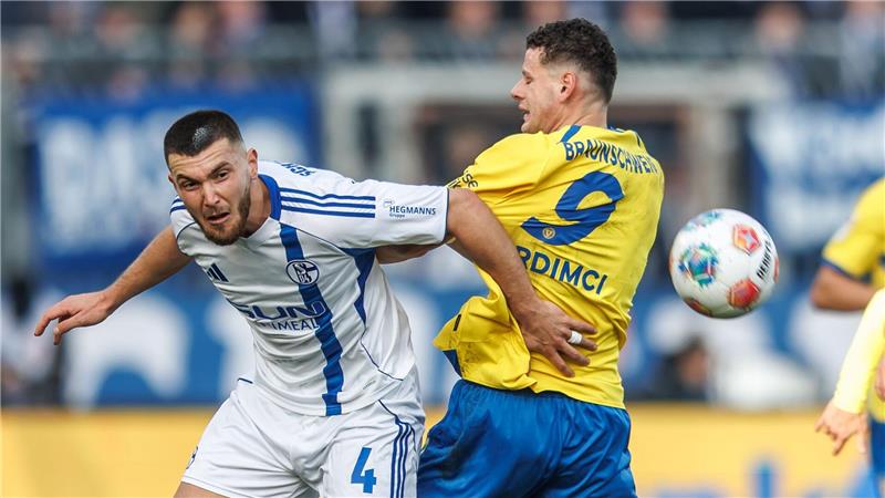 Schalkes Hasan Kurucay (l) im Zweikampf mit dem Braunschweiger Erencan Yardimci.