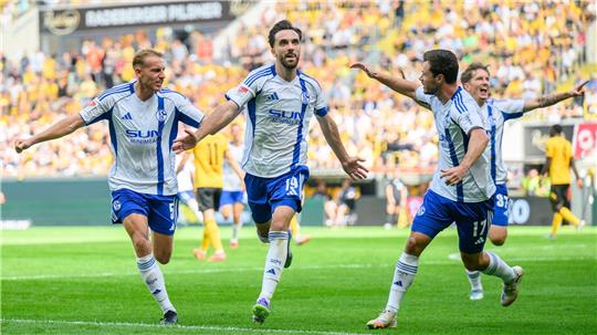 Schalkes Kenan Karaman (2. v.l.) jubelt nach seinem verwandelten Elfmeter. 