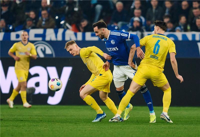 Karaman erlöst Schalke mit Siegtreffer gegen Braunschweig Schalkes Kenan Karaman (M) und Keita Endo (l) und Ermin Bicakcic von Braunschweig in Aktion.