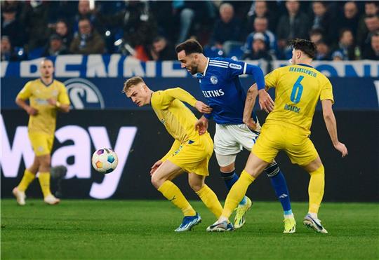 Schalkes Kenan Karaman (M) und Keita Endo (l) und Ermin Bicakcic von Braunschweig in Aktion.