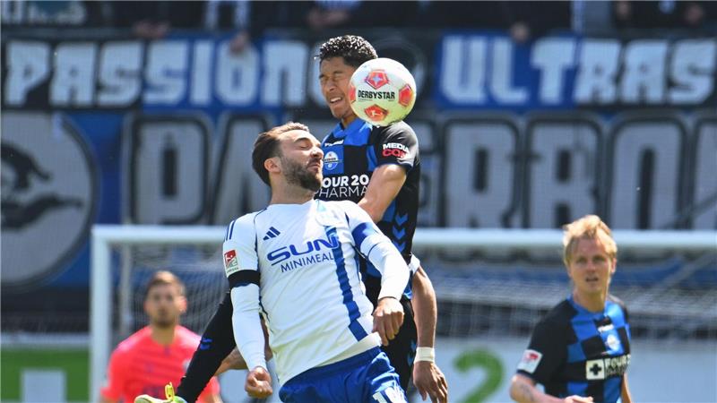 Schalkes Kenan Karaman im Duell mit Paderborns Santiago Castaneda. 