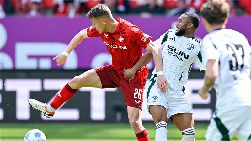 Schalkes Moussa Sylla (r) gelang gegen den 1. FC Kaiserslautern der zwischenzeitliche Ausgleich.