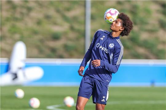 Schalkes Sidi Sane hat den Ball auf seiner Schulter.