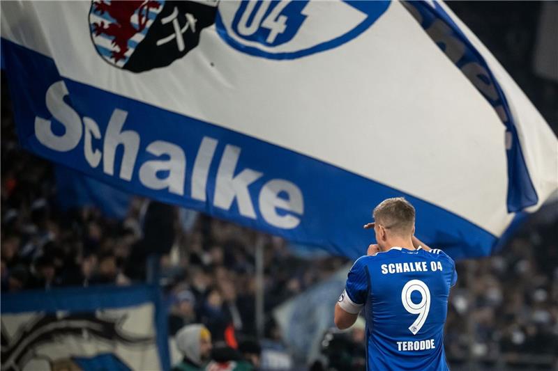 Terodde nach Comeback-Tor: „Kompliment an Frau und Tochter” Schalkes Simon Terodde jubelt über sein Tor zum 3:0 per Elfmeter.