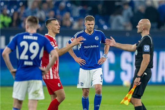 Schalkes Simon Terodde stemmt nach dem Schlusspfiff die Hände in die Hüften.