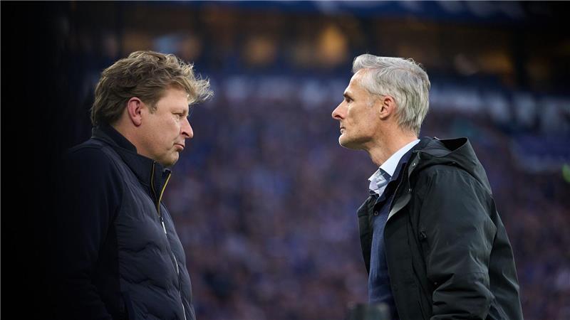 „Hatte recht“: Schalke-Sportdirektor Mulder selbstkritisch Schalkes Sportdirektor Youri Mulder (l) mit dem künftigen Ex-Trainer Kees van Wonderen.