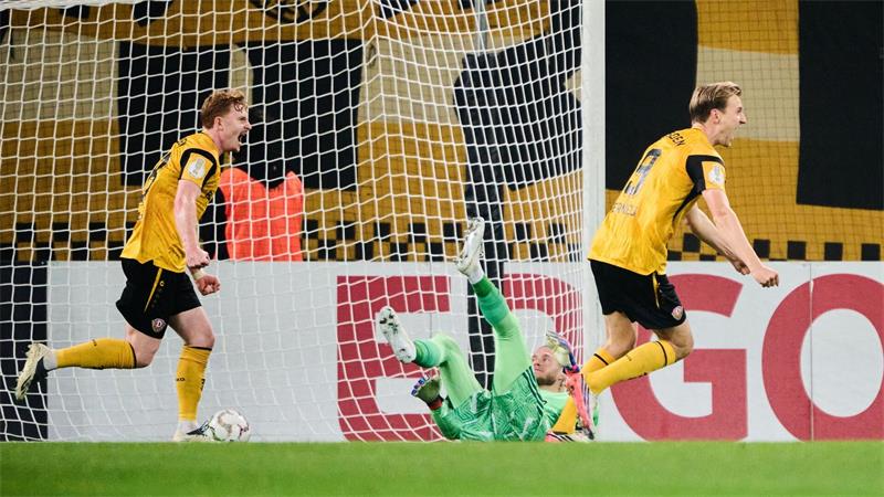 Schalkes Torwart Loris Karius (M) kann die 1:0-Führung von Dynamo Dresden nicht verhindern. 