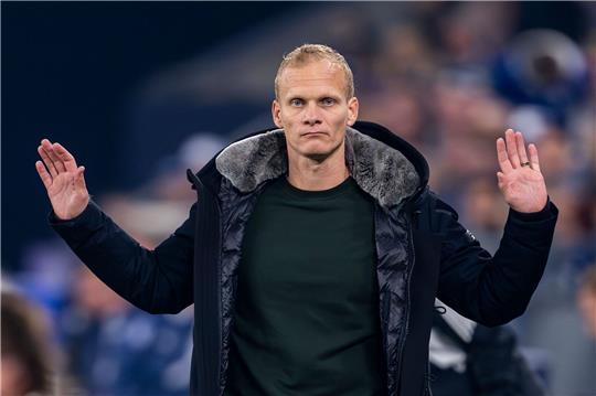 Schalkes Trainer Karel Geraerts auf dem Platz.