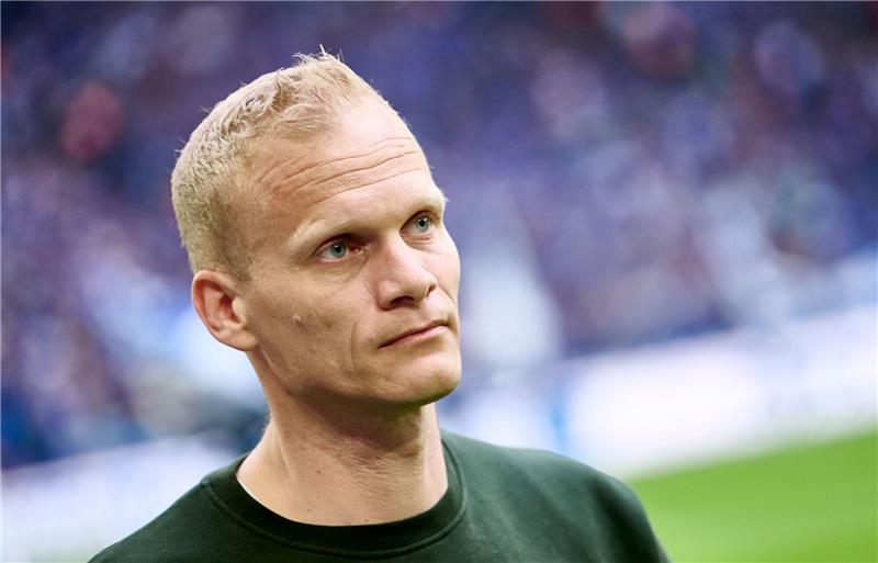 Schalke-Trainer kritisiert Ansetzung ohne Fans Schalkes Trainer Karel Geraerts vor dem Spiel.