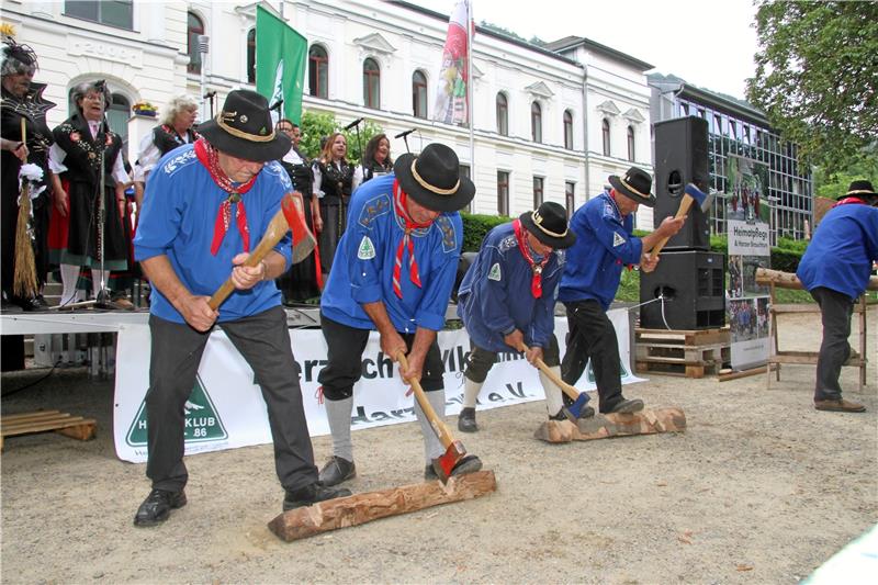 Bad Harzburg: Im Badepark steigt das nächste Fest Scharf ist die Säge, die Axt ist blank: Auch Holzhacker gehören zu den Harzer Brauchtumsgruppen. Archivfoto: Schlegel