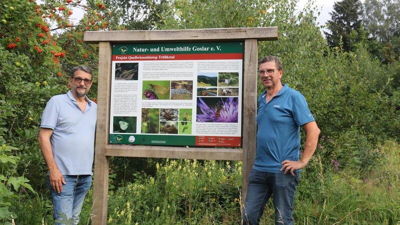 Schatzmeister Rüdiger Domnick (links) und Vizevorsitzender Rainer Schlicht mit der neuen Infotafel.