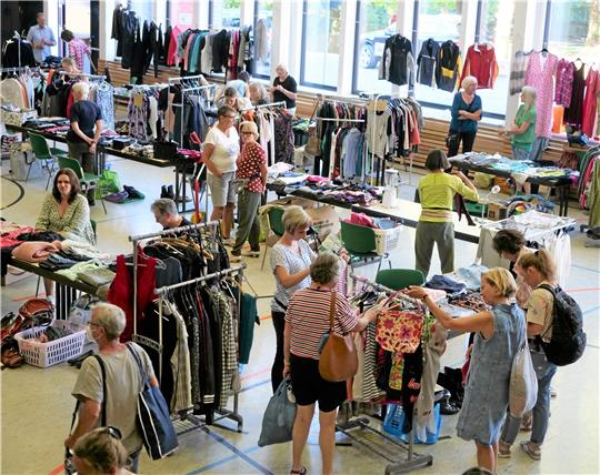 Schauen, feilschen, kaufen bei der 19. Frauenkleiderbörse.  Foto: Potthast