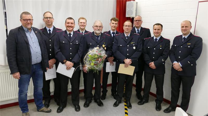 Schauen optimistisch nach vorne: Gemeindebürgermeister Alf Hesse, Ralf Hoffmann, Robert Radisch, Jannes Hoffmeister, Eckhard Wissel, Tom Menczik, Sebastian Pöhlitz, Gemeindebrandmeister Christoph Schubert, Ortsbrandmeister Fabian Markus, stellvertretender Ortsbrandmeister Ingo Urbainczyk (v.l.).
