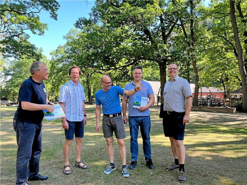 Der Gang nach Canossa am Burgberg hilft armen Kindern Schauen schon einmal, wo es im Kurpark lang geht: (v.r.) Tobias Schossig (Rotary), Stefan Jurisch (Tourismusmarketing), Holger Kolb (Harz-Venture), Dr. Thomas Stumpf (Rotary) und KTW-Chef Bernd Vollrodt.
