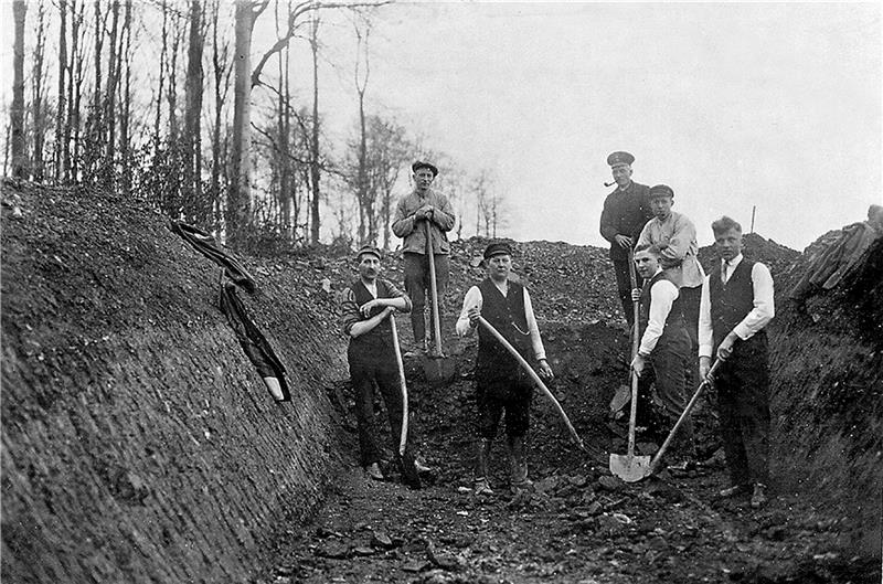Schaufeln statt Baggern: In den Jahren 1930/31 erfolgt in Hahausen der Bau von erstem Schießstand und Schützenhaus.  Fotos: Archiv Seewaldt