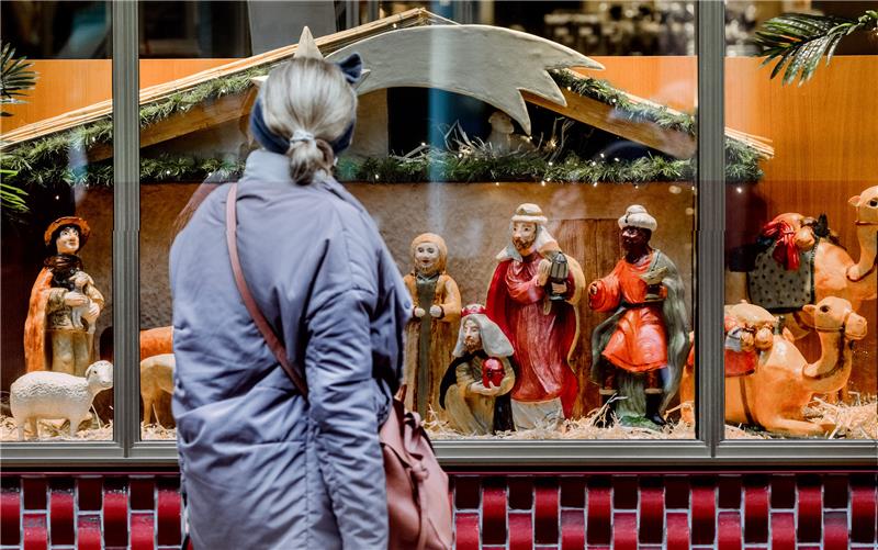 Schaufenster in weihnachtlicher Dekoration: In der Adventszeit sind sie ein doppelter Hingucker. Foto: dpa