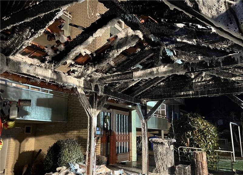 Feuer in Langelsheim: Holzunterstand steht in Flammen Schaumreste nach Einsatzende am Brandort. Foto: Feuerwehr Langelsheim