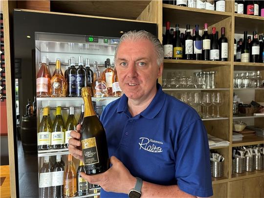 Schaumwein geht im Sommer immer, findet der Braunlager Wein-Akademiker Alessandro De Soghe und präsentiert eine Flasche Prosecco. Foto: Eggers