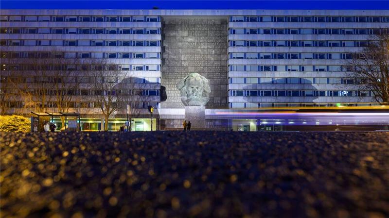 Wie Chemnitz in sein Kulturhauptstadtjahr startet Schauplatz der großen Eröffnungsshow ist das überregional bekannte Marx-Monument der Stadt (Archivbild)