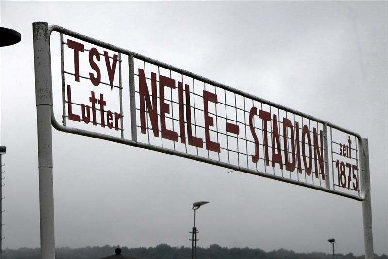 TSV Lutter: Einbrecher klauen Rasenmäher Schauplatz eines dreisten Diebstahls: Einbrecher klauen dem TSV Lutter in der Nacht zu Mittwoch die Aufsitzmäher aus dem Geräteschuppen des Stadions. Foto: Gereke