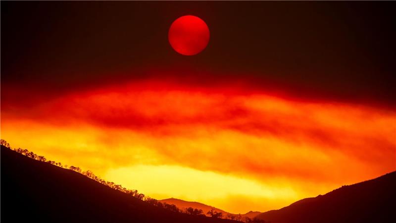 Bilder des Tages Schaurige Ästhetik: Der Rauch des Gifford-Feuers füllt den Himmel, während die Sonne über dem Los Padres National Forest untergeht.