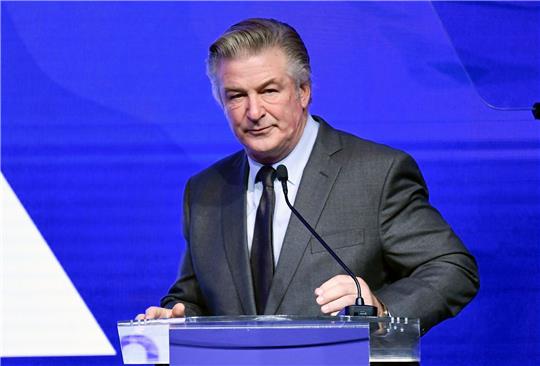 Schauspieler Alec Baldwin, der nach einem tödlichen Schuss bei einem Western-Dreh vor Gericht muss, hat vor Beginn des Verfahrens einen Sieg errungen.