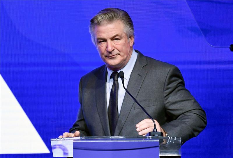 Vor Verfahren: Alec Baldwin punktet vor Gericht Schauspieler Alec Baldwin, der nach einem tödlichen Schuss bei einem Western-Dreh vor Gericht muss, hat vor Beginn des Verfahrens einen Sieg errungen.