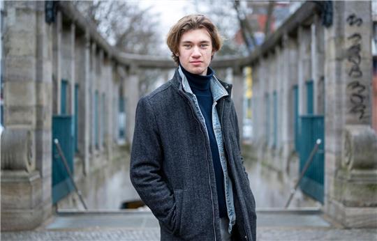 Schauspieler Alessandro Schuster spielt in dem neuen Dominik-Graf-Film «Gesicht der Erinnerung» einen jungen Mann, der sich in eine ältere Frau verliebt.