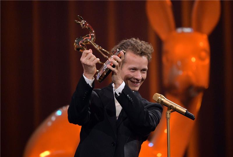 Der Bambi ist wieder da Schauspieler Felix Kammerer mit dem Bambi in der Kategorie «Schauspieler National».