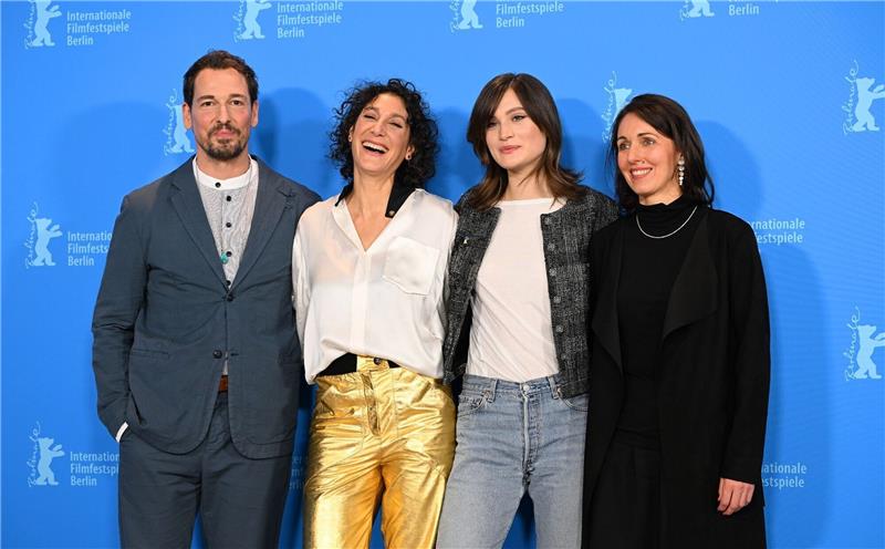 Erste Filme im Wettbewerb: Berlinale legt richtig los Schauspieler Felix Kramer (l-r), Regisseurin Emily Atef, Schauspielerin Marlene Burow und die Autorin Daniela Krien stellten ihren Film «Irgendwann werden wir uns alles erzählen» vor.