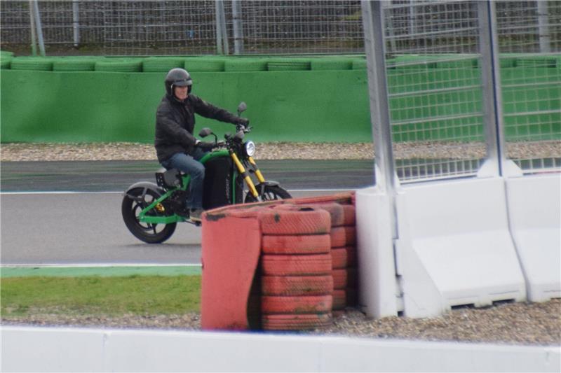 Hannes Jaenicke fährt mit E-Bike über Hockenheimring Schauspieler Hannes Jaenicke hat auf dem Hockenheimring ein superschnelles E-Bike ausprobiert.