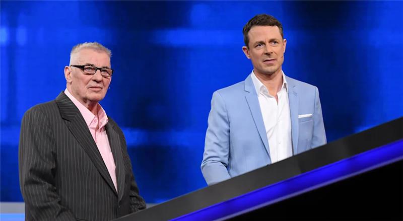 Heinz Hoenig spendet „Gefragt-Gejagt“-Gewinn für Harz-Bäume Schauspieler Heinz Hoenig steht neben „Gefragt - Gejagt“-Moderator Alexander Bommes. Foto: NDR/Uwe Ernst