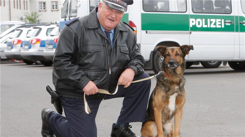 Der ewige Dorfpolizist - Horst Krause ist tot Schauspieler Horst Krause im Einsatz mit Hund.