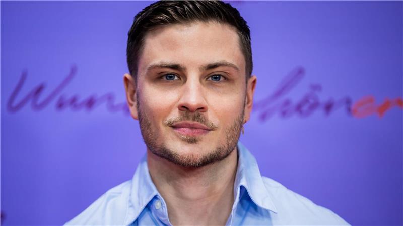 Buchclubs boomen - Lesen als Gemeinschaftsgefühl Schauspieler Jannik Schümann liest nicht nur gerne Drehbücher. (Archivbild)