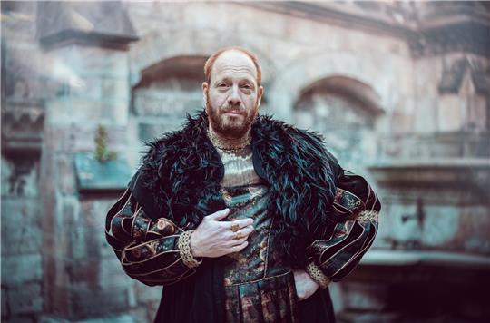 Schauspieler Johann von Bölow verkörpert König Klaus in "Die Gänseprinzessin". Foto: SWR/kurhaus productions/Alina Hartwig